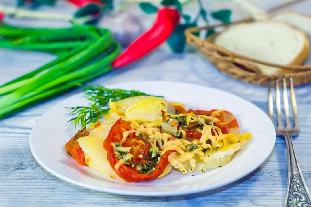 Ofenkartoffeln mit Tomaten und Käse