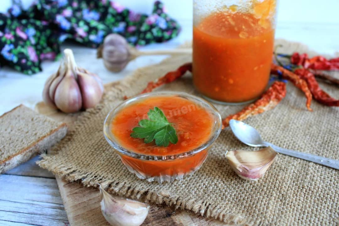 Peperoni mit Tomaten und Knoblauch