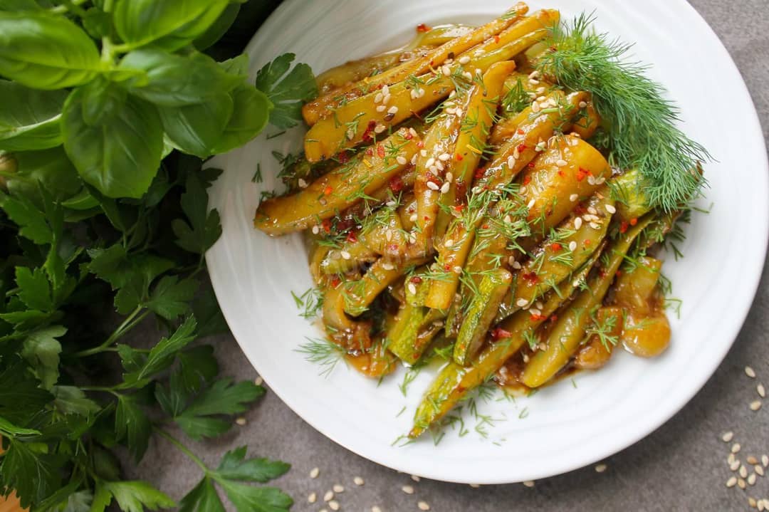 Zucchini mit Sojasauce und Knoblauch in einer Pfanne erhitzen