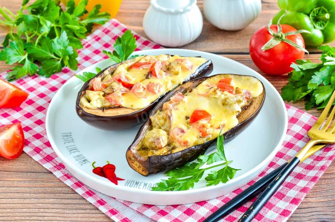 Ganze Auberginen mit Käse in der Mikrowelle erhitzen
